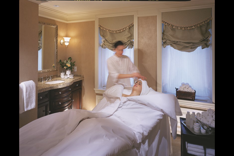 Enjoy the spa experience of “Taking the Kur”.