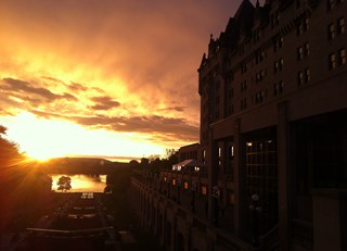 Golden sky, golden floor, golden race