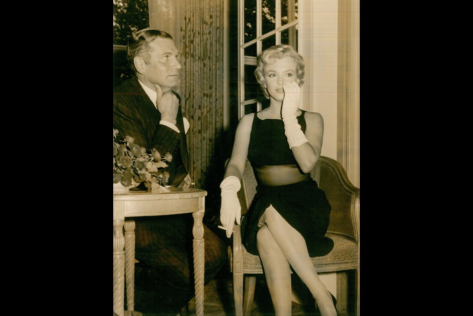 Marilyn Monroe and Laurence Olivier at The Savoy for a press conference, when Monroe came to England to film The Prince and  the Showgirl with Olivier in 1956.jpg