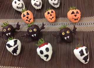 Spooky Chocolate Covered Strawberries