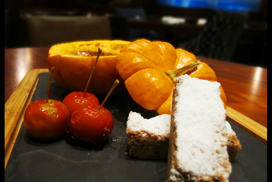 Pumpkin Pie Brulee with Spiced Cookies & Candy Apples