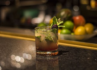 Earth hour signature cocktail: l'Aurore