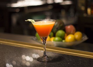 Earth hour signature cocktail: l'Aube
