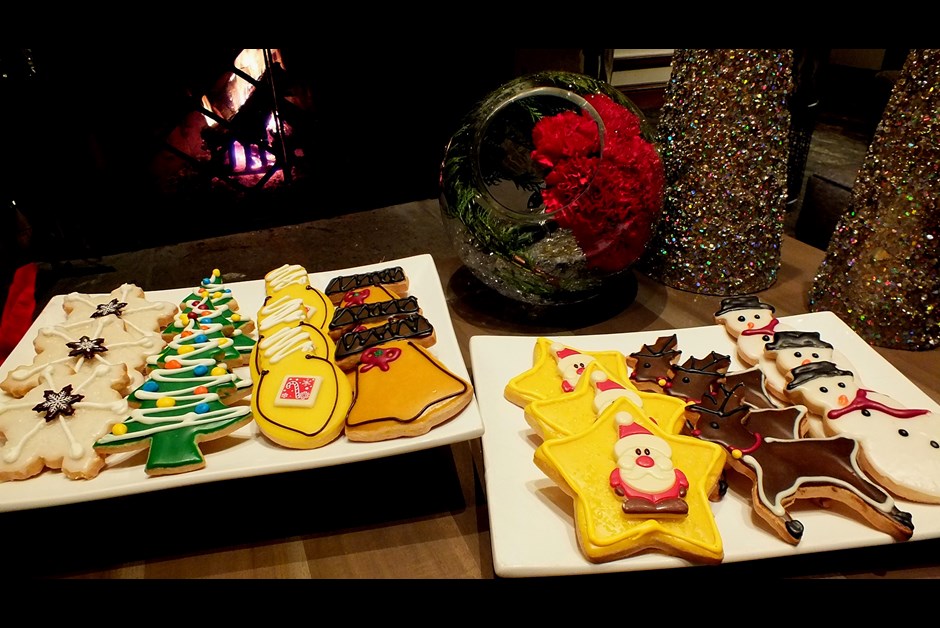 Holiday Almond Shortbread Cookies