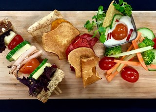 Turkey brochette sandwich, tzatziki sauce dip with oven-cooked vegetable chips