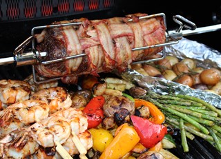 Rotisserie filet mignon wrapped in bacon "à la Charlevoix" and wine tomato sangria