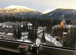 Tea O'clock on the Gold Floor