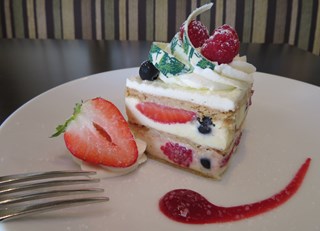 No-Bake Berry Cream Cake